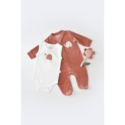 Set Broscuta cu salopeta si body din 80%bumbac organic si 20% poliester - Caramiziu, BabyCosy (Marime: 6-9 luni)