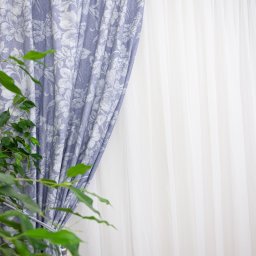 Set 2 draperii scurte din bumbac, Hiko Nostalgie Garden Albastru, cu rejansa Premium creion de 6,5cm cu 2 benzi de prindere