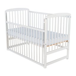 BabyNeeds - Patut din lemn Ola 120x60 cm, Cu laterala culisanta, Din lemn de pin, Stabil si rezistent, Inaltime saltea reglabila pe 3 nivele, Laterala cu 3 bete detasabile, EN716-1, EN716-2, Alb