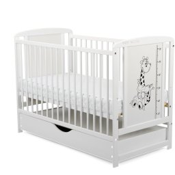 BabyNeeds - Patut din lemn Timmi Girafa 120x60 cm, Cu sertar cu capac, Din lemn de pin si mdf, Stabil si rezistent, Inaltime saltea reglabila pe 3 nivele, Laterala cu 3 bete detasabile, EN716-1, EN716-2, Alb