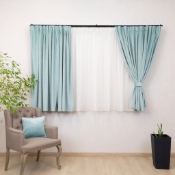 Set 5 piese Hiko, doua draperii scurte din catifea Comfy Ice Blue cu 2 benzi de prindere si o perdea Ana voal, cu rejansa