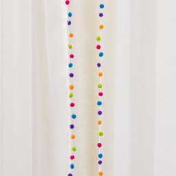 Set 2 Perdele voal alb, Hiko Ana cu pom pom colorati, cu rejansa