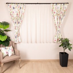 Set 5 piese Hiko Fantasy, 2 draperii scurte Heaven cu 2 benzi de prindere si o perdea Ana voal, cu rejansa