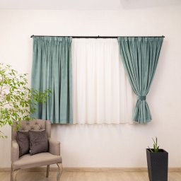 Set 5 piese Hiko, doua draperii scurte din catifea Comfy verde deschis cu 2 benzi de prindere si o perdea Ana voal, cu rejansa