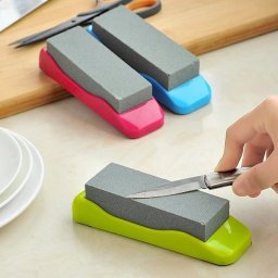 Piatra de ascutit cutite 15 cm cu suport din plastic stabil, culori diverse