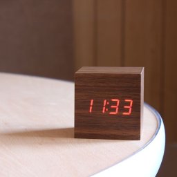 Ceas digital LED cub cu senzor de sunet, data si temperatura, textura lemn