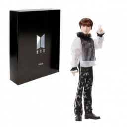 BTS Suga Prestige Fashion papusa GKD00 (cu suport)