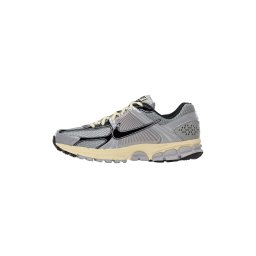 Nike Sportswear Sneaker low 'Zoom Vomero 5' gri / negru / argintiu