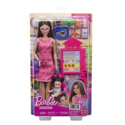 Papusa Barbie Profesoara bruneta cu rochie roz si accesorii