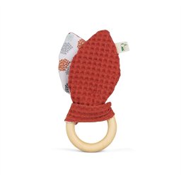 Jucarie organica pentru bebelusi cu inel din lemn si urechi textile, caramiziu