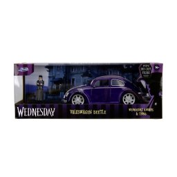 Set metalic Wednesday cu Volkswagen Beetle 1:24 si figurina 7 cm