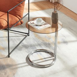 Masuta laterala Ylivieska 46x44,5 cm, sticla chihlimbar si cadru cromat