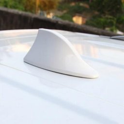Antena auto activa AM - FM tip SHARK TAIL culoare ALB