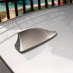 Antena auto activa AM - FM tip ""SHARK TAIL"" culoare GRI ARGINTIU