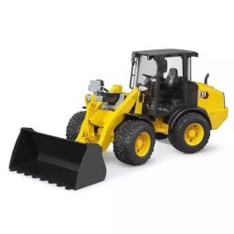 Bruder: CAT încărcător pe roți