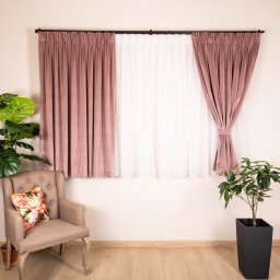 Set 5 piese Hiko, cu rejansa pliuri, fundita, pentru exact dimensiunea sinei/galeriei cu inaltimea aleasa, draperii scurte din catifea Comfy roz pudra cu 2 benzi de prindere si o perdea Ana voal