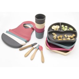 Set diversificare 4 piese din silicon babyjem: bavetica, farfurie, lingurita si pahar (culoare: latte)
