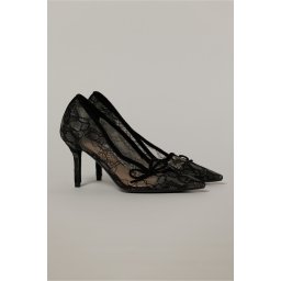 Pantofi eleganti negri imbracati in dantela