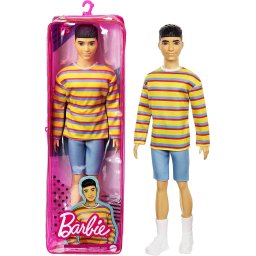Papusa Ken Fashionistas baiat cu pulover oversized si tinuta casual