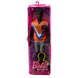 Papusa Ken Barbie Fashionistas brunet, cu tricou portocaliu si pantaloni gri