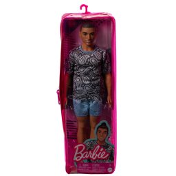 Papusa Ken Barbie Fashionistas cu tricou satinat si pantaloni scurti