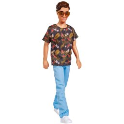 Papusa Kevin brunet 29 cm, cu tinuta casual, ochelari de soare si adidasi