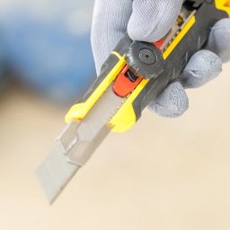 Cutter Stanley FatMax 18 mm cu rotita si corp metalic rezistent