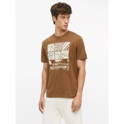 s.Oliver Tricou barbati, din bumbac, cu imprimeu frontal, Maro (SELECTATI MARIMEA: L)