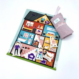 Set joaca portabil Tiny Magic casuta papusii cu 5 personaje incluse