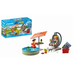 Playmobil-distractie la piscina in curte