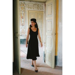 Rochie midi elegantă, neagră, fără mâneci