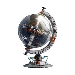 Glob de Pământ cu astronauți din cuburi de construit