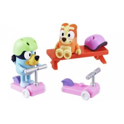 Set 2 figurine Bluey si Bingo, Distractie cu scuterul, 6 piese, 3 ani+, Multicolor