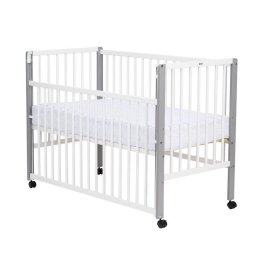 Patut Din Lemn Bebe Qmini 120x60cm Laterala Culisanta Lemn Pin Mdf Reglabila Pe 3 Nivele Maya Alb