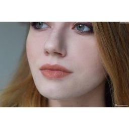 Ruj de buze MAC Powder Kiss – culoare intensă și confort