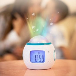 Ceas led desteptator, proiector stele, calendar, termometru, 10 melodii, alb