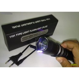Lanterna cu electrosoc pentru autoaparare cu arc electric