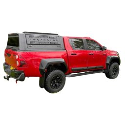 Hardtop negru pentru Mitsubishi L200 (2020-2025), cu uși laterale rabatabile fără geam, panouri laterale exterioare multifuncționale, hayon cu geam fumuriu securizat rabatabil și geam frontal culisant AQMCAB M80