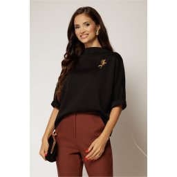 Tricou negru cu brosa si croi lejer cu adaos de viscoza