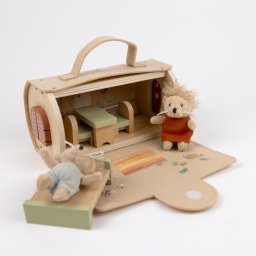 Joc de rol Mini casuta din lemn cu personaje miniaturale, Egmont Toys
