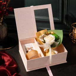 Set cadou femei cu flori din sapun si lumanare, Ivory Rose