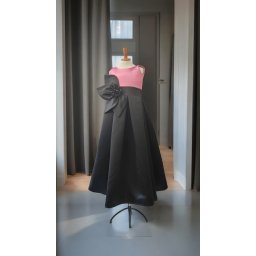 Elegantna haljina na falte sa laticama