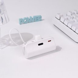 Power bank prenosiva baterija privezak 5000mAh 15W lightning bela