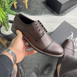 Bezvremenska elegancija u tamnobraon koži 5694