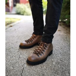 Old brown trekking duboke cipele