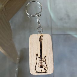 Drveni privezak za kljuceve Gitara