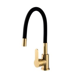 Zlatna slavina sa crnim fleksibilnim crevom