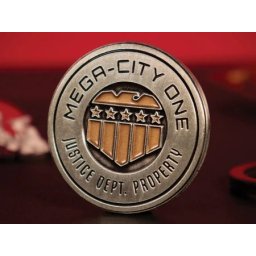 Fanattik 2000 AD Judge Dredd Mega-City One Coin ( 073048 )