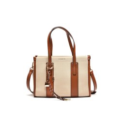 T012635CAM - Camel torbica sa kombinacijom materijala, boja i ukrasnim priveskom