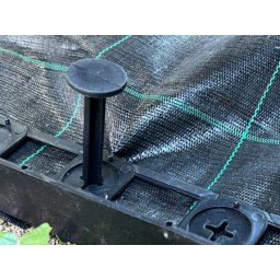 Klinovi za agrotekstil 20 cm – za mreže, cevi za navodnjavanje i vrtne ivičnjake ( VLKGrassborder-klin20cm )
